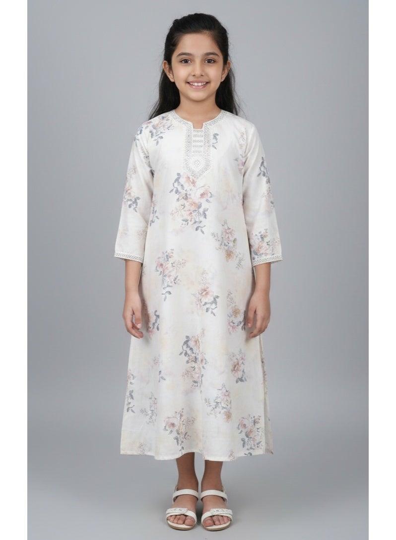 هانا آند سارا جلابية بناتي بطبعة رقمية زهرية من الفيسكوز - فستان محتشم خفيف الوزن - Image 3